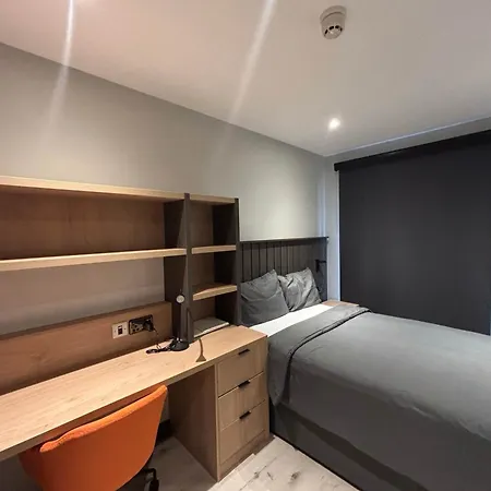 Port On The Square Five Bedroom Flat Apartment *